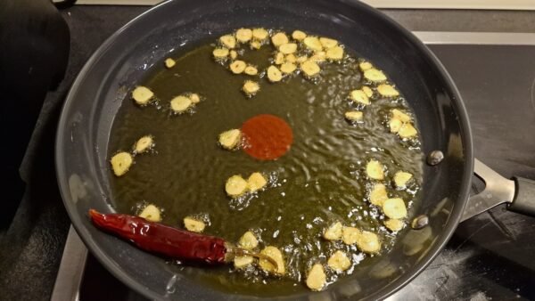 Hvidløg og chili steges i olivenolie