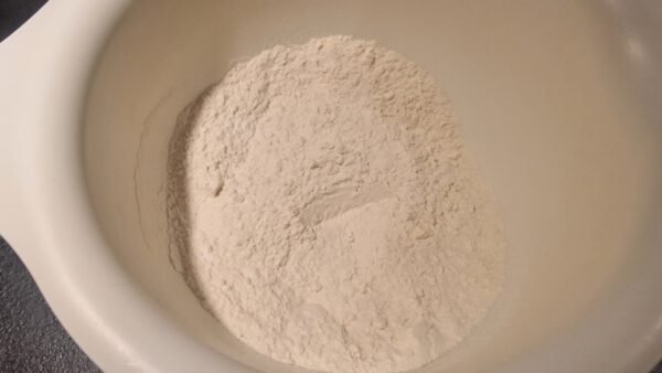 Mel og bagepulver blandet i en skål