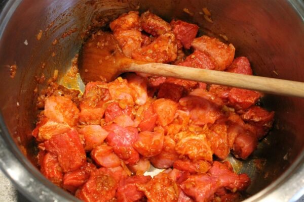 Tilberedning af gullaschsuppe, trin 3