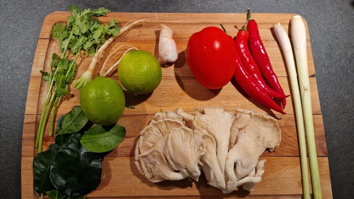 Citrongræs, galanga, korianderrødder og kaffirlimeblade til tom yum