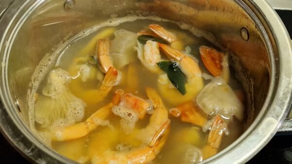 Limesaft og fiskesauce tilsættes tom yum