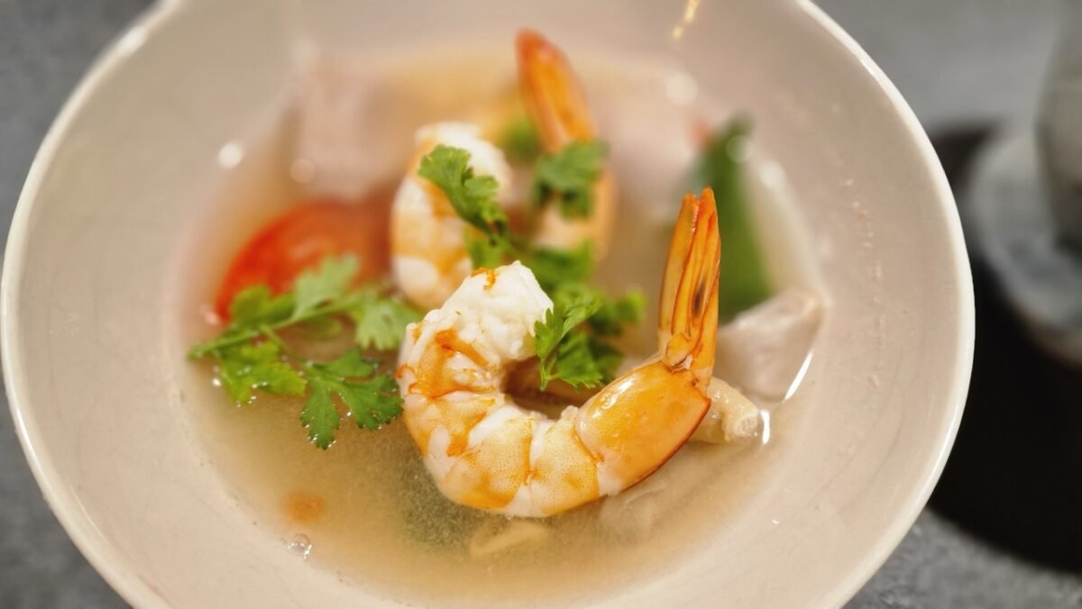 Klar tom yum-suppe set tæt på