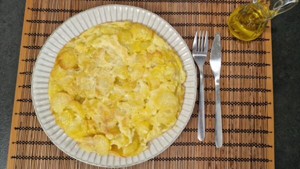 Tortilla de patatas set ovenfra