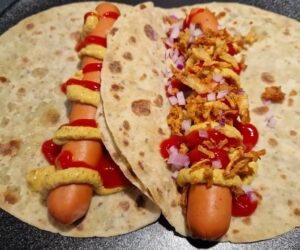 Traditionel norsk hotdog rullet ind i en lompe