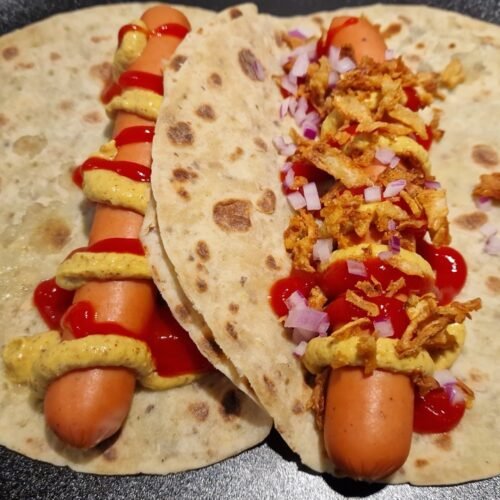 Traditionel norsk hotdog rullet ind i en lompe