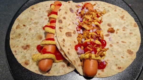 Traditionel norsk hotdog rullet ind i en lompe