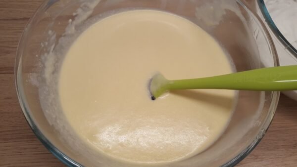 Æggeblomme- og mælkeblandingen røres i de tørre ingredienser